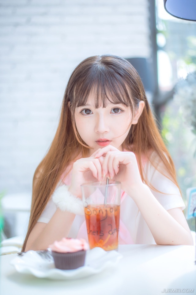 “下去吧，让人通知文和先生过来。”吕布靠在椅靠上，淡然道。